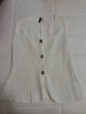 H&M White Textured Button Front Sleeveless Top